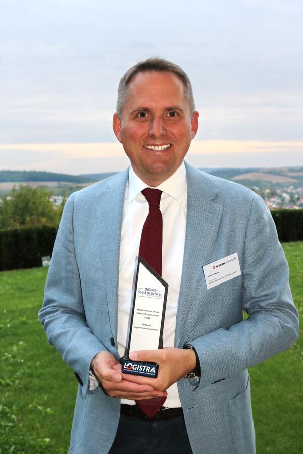 Stefan Reuss, Geschäftsführer Digital Business Development & Innovation der Würth Industrie Service, mit der Auszeichnung