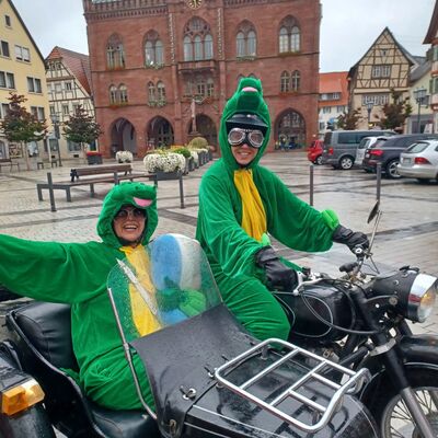 Auf einem Motorrad mit Beiwagen brausten die beiden "Zahnputzkrokodile" auf dem Tauberbischofsheimer Marktplatz an und gaben wertvolle Tipps.