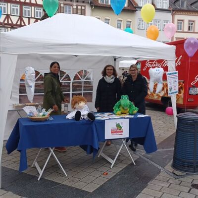 Zum Tag der Zahngesundheit war das Team der Regionalen Arbeitsgemeinschaft Zahngesundheit auf dem Tauberbischofsheimer Marktplatz mit seinem Informationsstand vertreten.