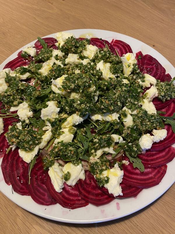 Das Foto zeigt ein Rote Bete Carpaccio. 