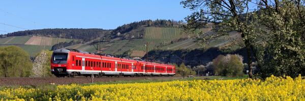 Zwischen Himmelstadt und Karlstadt rollt eine Doppeleinheit Baureihe ET 440 durch das Maintal