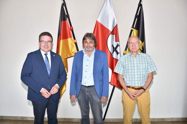 Landrat Christoph Schauder und Armin Waldber MdL tauschten sich im Landratsamt aus. Kreistags-Fraktionsvorsitzender Rainer Moritz begleitete den Betreuungsabgeordneten (von links).