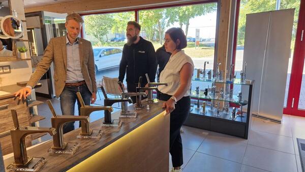 Sebastian Ballweg (links) und Nadine Ballweg-Lorenz (rechts) begleiteten OB Herrera Torrez beim Rundgang durch das Kundenzentrum. 