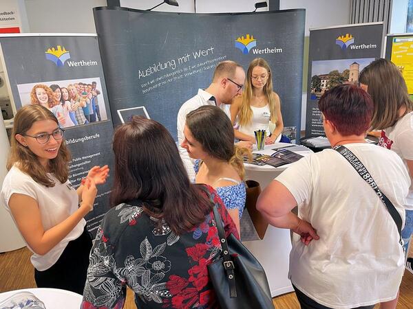 Die Stadtverwaltung ist eine von 21 Stationen, an denen junge Leute sich bei der "Langen Nacht der Ausbildung" informieren k�nnen. 