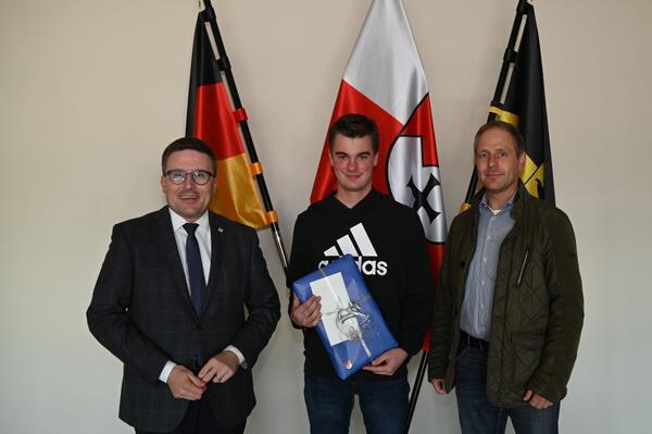 Als jahrgangsbester Auszubildender zum Stra�enw�rter geehrt: Landrat Christoph Schauder gratuliert Alexander Kuhn zu seinem herausragenden Ergebnis. Auch Thomas Kn�rzer vom Stra�enbauamt (von links) freute sich �ber den Erfolg.