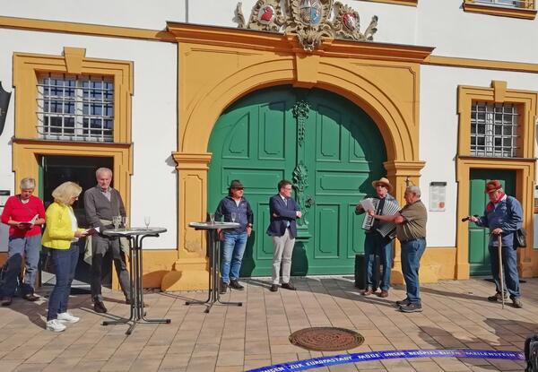 Die Taubertler Wandertage erffneten der Vorsitzende des Tourismusverbandes "Liebliches Taubertal" e.V., Landrat Christoph Schauder (4.v.r.), und der Rttinger Brgermeister Hermann Gabel (5.v.r.) bei musikalischer Untermalung.