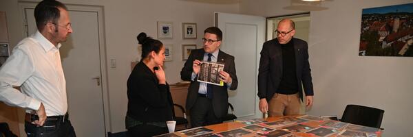 FN-Redakteur Christian Bach, Sachgebietsleiterin Carmen Schmitt, Landrat Christoph Schauder und FN-Chefredakteur Fabian Greulich (von links) w�hlten aus mehr als 250 eingesandten Fotos die 40 sch�nsten Motive aus dem Kloster Bronnbach aus.