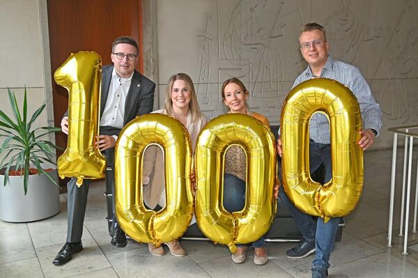 �ber mehr als 1000 Follower beim Instagram-Kanal der Kreisverwaltung freuen sich - von links - Landrat Christoph Schauder, stellvertretende B�roleiterin Aylin Wahl, Grafikdesignerin Michaela von Koschitzky und B�roleiter Markus Moll. Diese Zahl wurde innerhalb eines guten halben Jahres erreicht.