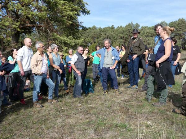 Das Foto zeigt Besucher des Landschaftspflegetags. Wie der Berufsalltag einer Weidetierhalterin aussieht, berichtete Schäfermeisterin Petra Schuck von der Schuck GbR Schäferei und Landschaftspflege in Helmstadt.