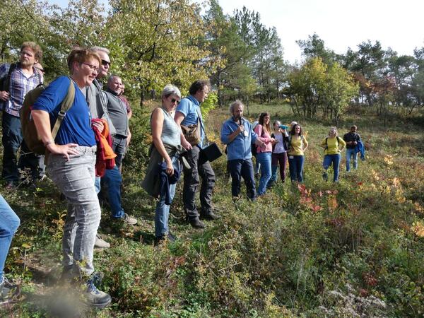Bild vergr&ouml;&szlig;ern: Das Foto zeigt Lorenz Flad, Agrarbiologe und Geschäftsführer des Kommunalen Landschaftspflegeverbandes Main-Tauber e.V., mit einer Exkursionsgruppe im Naturschutzgebiet Wormental (Werbach) bei der Erläuterung von Pflegemaßnahmen der Kalkmagerrasen.