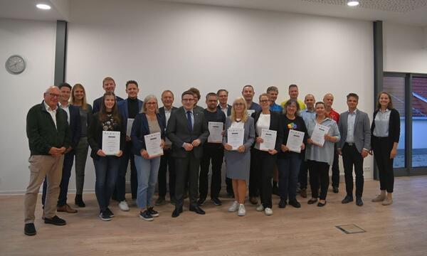 Erfolgreicher Stadtradeln-Abschluss 2022: Die 1707 Teilnehmenden des Main-Tauber-Kreis legten in 125 Teams insgesamt 367.537 Kilometer zur�ck. Die Pr�mierung der aktivsten Teams und Radelnden durch Landrat Christoph Schauder fand in den R�umlichkeiten des Landratsamtes statt.