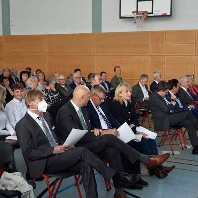 Mit zahlreichen Ehrengästen wurde das 100-jährige Bestehen der Kaufmännischen Schule Tauberbischofsheim bei einem Festakt in der Aula gefeiert.