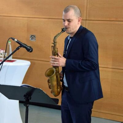 Musikalisch umrahmt wurde der Festakt von Manuel Dahner am Saxophon. Auch er ist ein ehemaliger Schüler des Wirtschaftsgymnasiums und heute praktizierender Arzt.