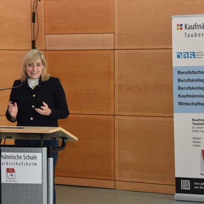 Bundestagsabgeordnete Nina Warken bezeichnete die berufliche Bildung als »Fachkräftebooster« und Bildung als ein Herzensanliegen.