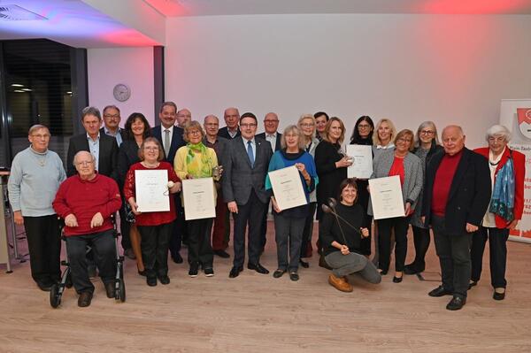 Der Landkreisehrenpreis wurde an private Museen verliehen: die Preistrger mit Landrat Christoph Schauder (Mitte), Dezernentin Ursula Mhleck (5.v.l.) sowie Mitgliedern der Jury, Kreisrtinnen und Kreisrten und Vertretern der Kommunen.