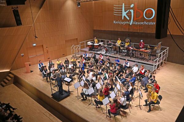 Das Kreisjugendblasorchester 2022 beim Konzert in der Tauberphilharmonie: Jugendliche knnen sich noch bis 15. Dezember fr die Teilnahme anmelden.