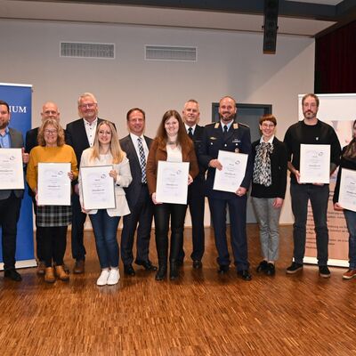 Strahlende Gesichter nach der Verleihung des Zivilcouragepreises (von links): Landrat Christoph Schauder, die Preisträger Michael Schrader, Christl Müller und Rolf Rupp, der scheidende Vorsitzende Alois Gerig, Preisträgerin Louisa März, Bürgermeister Joachim Döffinger, Preisträgerin Julia Albrecht, Polizeipräsident Hans Becker, Preisträger Bernd Rögelein, Sozialdezernentin Elisabeth Krug sowie die Preisträger Dominik Wind, Katrin Staab und Johannes Konstantin Miczajka.