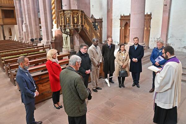 Royaler Besuch im Kloster Bronnbach: Der portugiesische Herzog Dom Duarte de Bragana (5.v.r.) besuchte zusammen mit seiner Ehefrau Dona Isabel Ines de Castro Curvello de Heredia (4.v.r.) und seinem ltesten Sohn Afonso de Santa Maria Miguel Gabriel Rafael de Braganza (3.v.r.) die Grablege ihrer Vorfahren in der Klosterkirche Bronnbach. Mit dabei waren Frst Alois Konstantin zu Lwenstein-Wertheim-Rosenberg (3.v.l.), Landrat Christoph Schauder (4.v.l.), Dezernentin Ursula Mhleck (2.v.l.), der Leiter des Amtes fr Immobilienmanagement, Joachim Aragn, und der leitende Gstefhrer Kurt Lindner (2.v.r.). Pater Adam Wachnio (rechts) segnete die Grber und die Anwesenden.