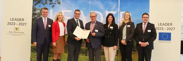Das Foto zeigt die Urkundenübergabe für die LEADER-Aktionsgruppe Badisch-Franken: Landrat Dr. Achim Brötel, Dezernentin Ursula Mühleck (Main-Tauber-Kreis), Minister Peter Hauk MdL, Vorsitzender Alfred Beetz, Zentralstellenleiterin Marion Günther (Neckar-Odenwald-Kreis), Geschäftsführerin Yvonne Thomas und Landrat Christoph Schauder.