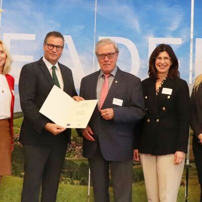 Urkundenbergabe fr die LEADER-Aktionsgruppe Badisch-Franken (von links): Landrat Dr. Achim Brtel, Dezernentin Ursula Mhleck (Main-Tauber-Kreis), Minister Peter Hauk MdL, Vorsitzender Alfred Beetz, Zentralstellenleiterin Marion Gnther (Neckar-Odenwald-Kreis), Geschftsfhrerin Yvonne Thomas und Landrat Christoph Schauder.