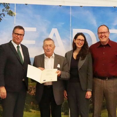 Urkundenbergabe fr die LEADER-Aktionsgruppe Hohenlohe-Tauber (von links): Landrat Christoph Schauder, Dezernent Dr. Thomas Winter (Hohenlohekreis), Minister Peter Hauk MdL, Vorsitzender Hermann Limbacher, Amtsleiterin Caroline Bogenschtz (Hohenlohekreis), Geschftsfhrer Thomas Schultes, stellvertretender Vereinsvorsitzender Rdiger Zibold, David Schneider (Schwbisch Hall).