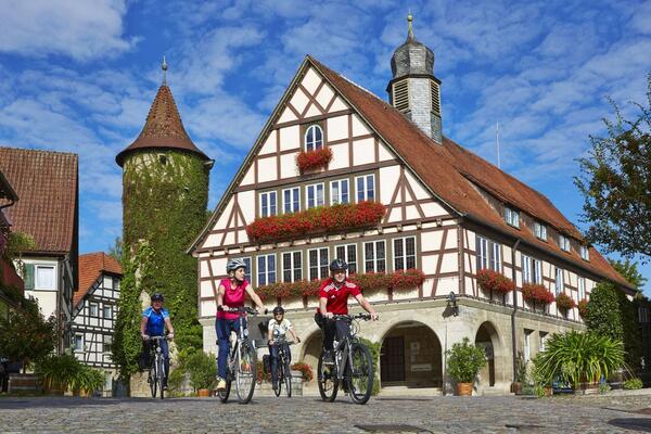 Radfahrerinnen und Radfahrer in Niederstetten: Der ADFC hat wieder seinen Fahrradklima-Test gestartet und bittet besonders die Einwohnerinnen und Einwohner kleinerer Stdte und Drfer, jetzt noch ihre Bewertung abzugeben.