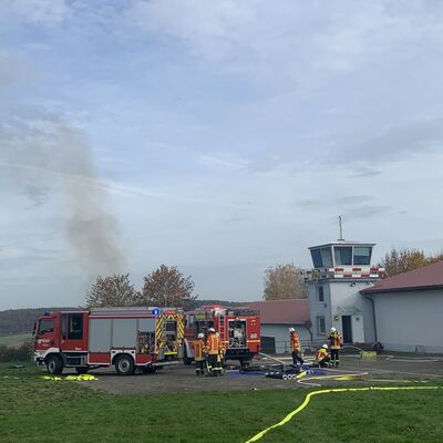 Fahrzeuge der Feuerwehr Boxberg w�hrend der Katastrophenschutz�bung: Es wurde der Absturz eines Kleinflugzeuges simuliert.