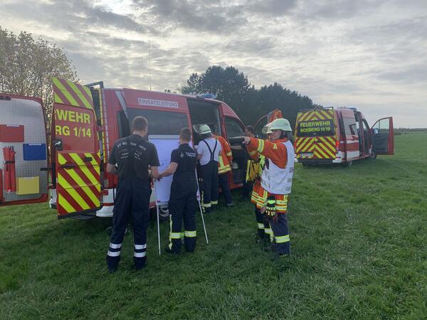 Bild vergr&ouml;&szlig;ern: Das Foto zeigt Einsatzkräfte während der Katastrophenschutzübung in Unterschüpf: Die Einsatzeinheit Brandschutz übte auf dem Flugplatz für den Ernstfall.