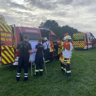 Einsatzkr�fte w�hrend der Katastrophenschutz�bung in Untersch�pf: Die Einsatzeinheit Brandschutz �bte auf dem Flugplatz f�r den Ernstfall.
