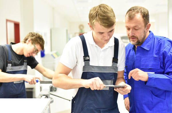 Bild vergr&ouml;&szlig;ern: Jugendliche in der handwerklichen Berufsausbildung mit Meister: Die Mitglieder der Regionalen Steuerungsgruppe für das Bildungsangebot »Ausbildungsvorbereitung dual« haben sich vor kurzem zu einer Arbeitssitzung im Landratsamt getroffen.