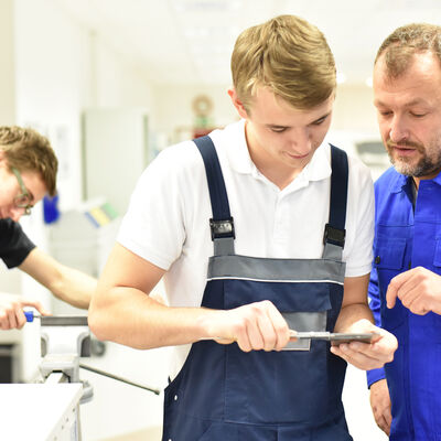 Jugendliche in der handwerklichen Berufsausbildung mit Meister: Die Mitglieder der Regionalen Steuerungsgruppe f�r das Bildungsangebot �Ausbildungsvorbereitung dual� haben sich vor kurzem zu einer Arbeitssitzung im Landratsamt getroffen.