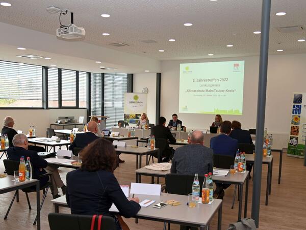 Der Lenkungskreis "Klimaschutz Main-Tauber" tagte: Vertreterinnen und Vertreter der Initiative Klimaschutz, Fraktionsvorsitzende, Energieberaterinnen und -berater sowie Vertreterinnen und Vertreter der Landkreisverwaltung wurden von Dezernentin Ursula M�hleck, Landrat Christoph Schauder, Amtsleiterin Ina Nolte und Nadine Hofmann (von links) vom Amt f�r Wirtschaft und Klimaschutz �ber den Stand der Klimaschutzaktivit�ten im Main-Tauber-Kreis informiert.