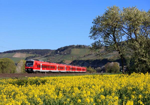 Regionalzug auf der Frankenbahnstrecke: Die drei Landr�te Christoph Schauder, Dr. Achim Br�tel und Thomas Eberth fordern in einem gemeinsamen Schreiben an die Deutsche Bahn insbesondere, den Zugverkehr auf der Frankenbahn schnellstm�glich wieder herzustellen.