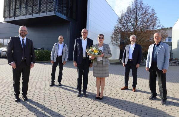 Der Gesch�ftsf�hrende Gesellschafter von LAUDA, Dr. Gunther Wobser, der Betriebsratsvorsitzende Elmar Mohr, Jubilar Klaus Markl mit seiner Frau Birgit, der Leiter Service, Torsten Pr�fer, und der 1. Stellvertretende B�rgermeister, Hubert Segeritz (v. l. n. r.)