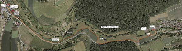 Bild vergr&ouml;&szlig;ern: Das Foto zeigt den Trassenverlauf im Überblick: Der geplante Radweg führt künftig von Markelsheim kommend die ersten 800 Meter direkt neben der Kreisstraße entlang. Im Anschluss führt er auf den bereits asphaltierten Feldweg am Fischteich zur Trasse eines Grasfeldwegs. Aufgrund diverser Schutzgebiete und der Wasserschutzzonen wird der Radweg nach rund 800 Metern erneut parallel zur K 2888 geführt.