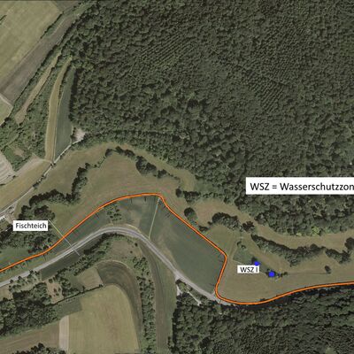Trassenverlauf im �berblick: Der geplante Radweg f�hrt k�nftig von Markelsheim kommend die ersten 800 Meter direkt neben der Kreisstra�e entlang. Im Anschluss f�hrt er auf den bereits asphaltierten Feldweg am Fischteich zur Trasse eines Grasfeldwegs. Aufgrund diverser Schutzgebiete und der Wasserschutzzonen wird der Radweg nach rund 800 Metern erneut parallel zur K 2888 gef�hrt.