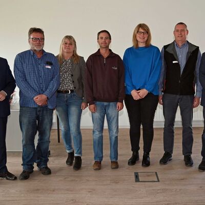 &Uuml;ber das 25-j&auml;hrige Dienstjubil&auml;um im Jahr 2022 freute sich Landrat Christoph Schauder mit den Geehrten J&uuml;rgen Ganz, Martina L&ouml;ffler, Mario Kempf, Diana Gerner und Gregor Seitz sowie mit dem Personalratsvorsitzenden Peter Ebert (von links). Auf dem Foto fehlen Anja Behringer, Inka Schleifer und Ulrike Weber.