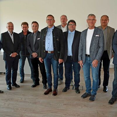 Zum 40-j&auml;hrigen Dienstjubil&auml;um im Jahr 2021 gab es herzliche Gl&uuml;ckw&uuml;nsche von Landrat Christoph Schauder an J&uuml;rgen Gotthard, Holger Issler, Joachim Fischer, Stefan Baier, Klaus H&auml;ffner, Reinhold Ernst, Werner R&uuml;ger, Johannes Sch&uuml;tz und Eugen Blank. Die Gl&uuml;ckw&uuml;nsche unterstrich Personalratsvorsitzender Peter Ebert (von links). Auf dem Foto fehlen Barbara H&auml;fner, Dieter Meuschel und Matthias Wirsching.