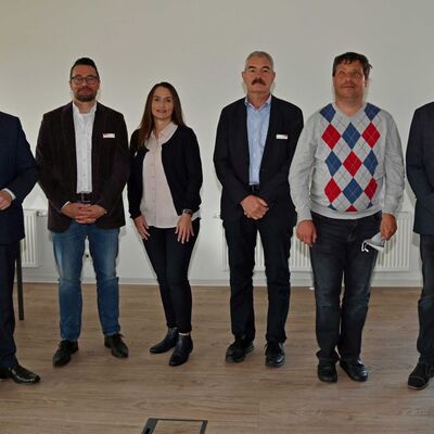 Anl&auml;sslich des 25-j&auml;hrigens Dienstjubil&auml;ums im Jahr 2021 begl&uuml;ckw&uuml;nschte Landrat Christoph Schauder Alexander Koch, Melanie Limbrunner, Dr. Michael Lippert und Michael Geiger, hier mit dem Personalratsvorsitzenden Peter Ebert (von links). Auf dem Foto fehlen Michael H&ouml;rner, Michael Kraft und Ulrike Retzbach.