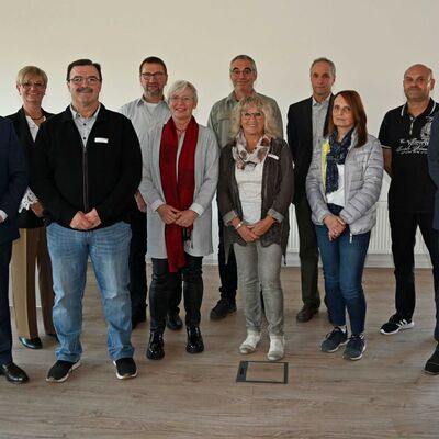 Seine Gratulation zum 40-j&auml;hrigen Dienstjubil&auml;um im Jahr 2020 &uuml;bermittelte Landrat Christoph Schauder Christa Martel, Andreas Werner, Norbert M&uuml;ller, Edeltraud Haase, Frank Teicke, Christine Hofmann, Hartmut Lindner, Petra Bundschuh und Dieter Wenig, hier mit dem Personalratsvorsitzenden Peter Ebert (von links). Auf dem Foto fehlen Gernot B&ouml;ck, Christine Fiederling, Martin Hahn, Angelika Hartwig, Karl-Ludwig Michel, Petra Ruf und Otmar Schl&ouml;tterlein.