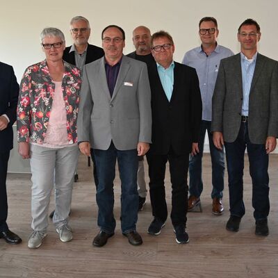 Landrat Christoph Schauder richtete seine Gratulation zu 40 Jahren im &ouml;ffentlichen Dienst, die 2022 gefeiert werden konnten, an Margarethe Mohr, Michael Schulz, Elmar Sack, Volker Schmidt, Markus D&ouml;rner, Reinhold Haun und Klaus-Peter Liebler. Personalratsvorsitzender Peter Ebert gratulierte ebenso. Auf dem Foto fehlt Harald Englert.