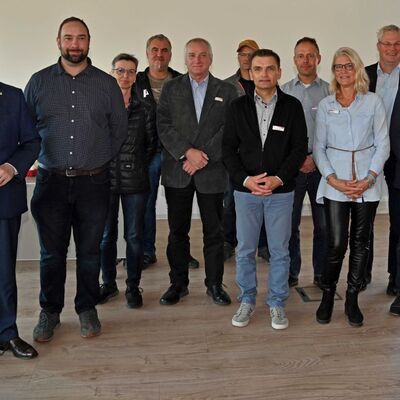 Zum 25-j&auml;hrigen Dienstjubil&auml;um im Jahr 2020 gratulierte Landrat Christoph Schauder Bernd Schwab, Marlena Jirka, Steffen St&uuml;tz, Thomas Baumann, Jochen Gerner, Gunnar Braun, Thomas Kn&ouml;rzer, Elke Bender und Michael Schinnagel. Den Gl&uuml;ckw&uuml;nschen schloss sich Personalratsvorsitzender Peter Ebert an (von links). Auf dem Foto fehlen Agnes Ludwig, Petra M&uuml;nster, Thomas Sauter und Margaretha Schua.