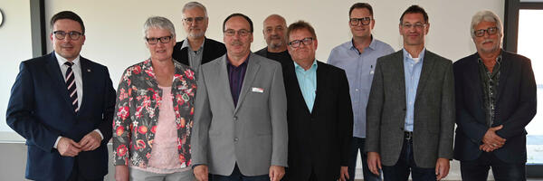 Landrat Christoph Schauder richtete seine Gratulation zu 40 Jahren im �ffentlichen Dienst, die 2022 gefeiert werden konnten, an Margarethe Mohr, Michael Schulz, Elmar Sack, Volker Schmidt, Markus D�rner, Reinhold Haun und Klaus-Peter Liebler. Personalratsvorsitzender Peter Ebert gratulierte ebenso. Auf dem Foto fehlt Harald Englert.