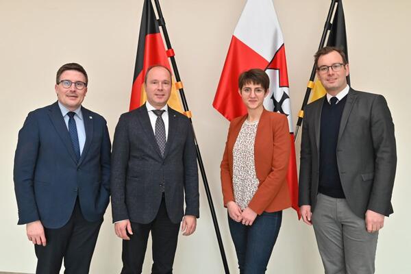 Landrat Christoph Schauder empfing den neuen Leiter des Landwirtschaftsamtes, Marcus Khler. Die bisherige kommissarische Amtsleiterin Jennifer Dchs und der Erste Landesbeamte und zustndige Dezernent Florian Busch freuen sich auf die Zusammenarbeit.