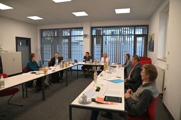 Bild vergr&ouml;&szlig;ern: Das Foto zeigt den ELR-Koordinierungsausschuss unter der Leitung von Landrat Christoph Schauder und Dezernentin Ursula Mühleck. Dem Ausschuss gehören Vertreter des Regierungspräsidiums, der Städte und Gemeinden sowie des Landkreises an.