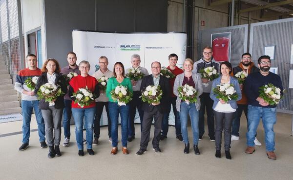 Die geehrten Mitarbeiterinnen und Mitarbeiter (von links): Alexander Meinikheim, Julia Weber, Daniel Schuld, Claudia Ziegler-Schulz, Herbert Hainke, Evelyne Fries, Armin Schmidt, Uwe Krohn, Timo Gei�linger, Anna M�hleck, Heiko �streicher, Karin Linder, Sebastiano Spagnuolo und Loreto Spagnuolo.