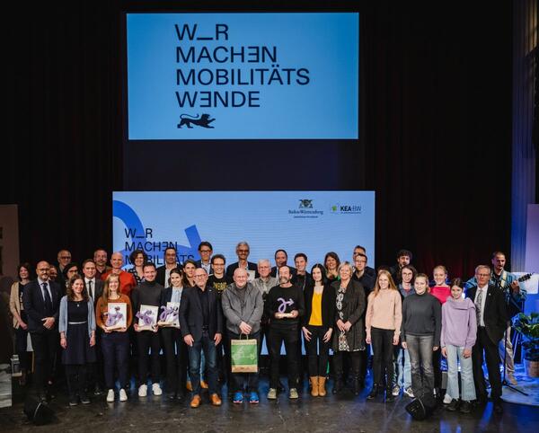 Gruppenbild mit allen 18 nominierten Projekten der Landesauszeichnung "Wir machen Mobilittswende", darunter VGMT-Geschftsfhrer Thorsten Haas (7. von links). Verkehrsminister Winfried Hermann MdL (Bildmitte) bergab die Preise.