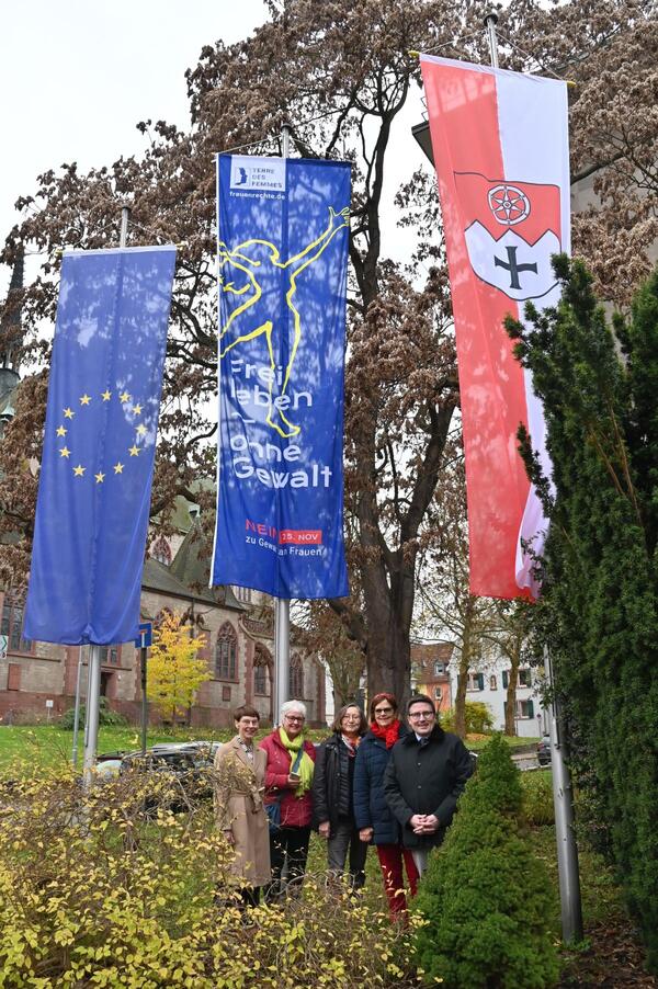 Sie hissten vor dem Landratsamt gemeinsam die Fahne der Organisation "Terre des Femmes" mit der Aufschrift "Frei leben, keine Gewalt": Sozialdezernentin Elisabeth Krug, Claudia Lodders aus Tauberbischofsheim, die Vereinsvertreterinnen Sylvia Schmid und Gayle L�dtke-Beemer sowie Landrat Christoph Schauder.