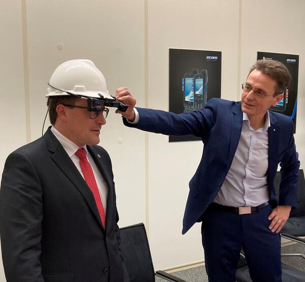 Dieses Foto zeigt Landrat Schauder und Jörg Hartleb bei der Testung der Smart Glasses.