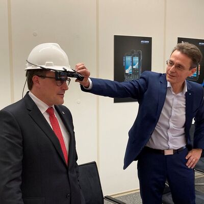 Landrat Christoph Schauder testete die Funktion der Smart Glasses. Jrg Hartleb, Leiter des Produktmanagements (von links), erlutert die Funktionen.